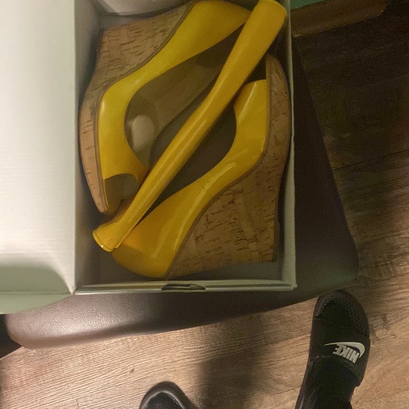 Aldo Bonou Yellow patent leather wedges with matching purse as a set. - Picture 7 of 8